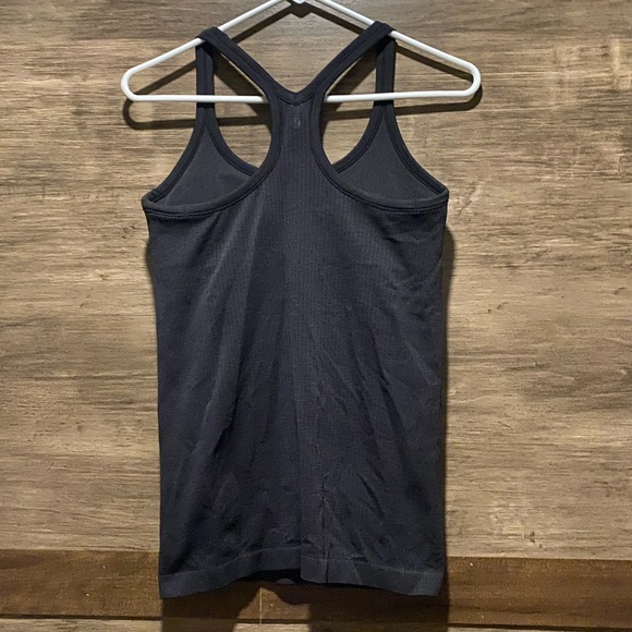 Woman’s Lululemon tank top with built in bra - Picture 2 of 4